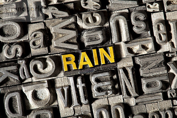 'Alte Bleilettern bilden das englische Wort ''RAIN'''