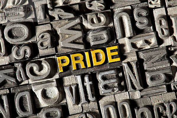 'Alte Bleilettern bilden das englische Wort ''PRIDE'''