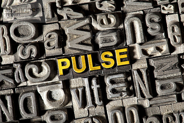 'Alte Bleilettern bilden das englische Wort ''PULSE'''