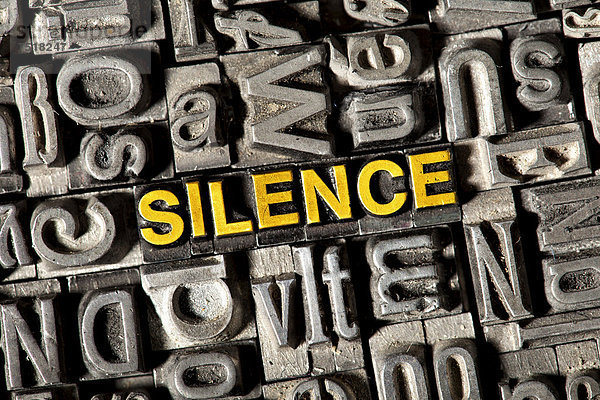 'Alte Bleilettern bilden das englische Wort ''SILENCE'''