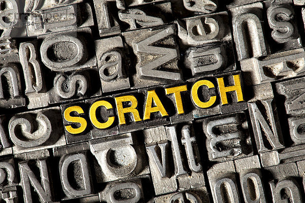 'Alte Bleilettern bilden das englische Wort ''SCRATCH'''