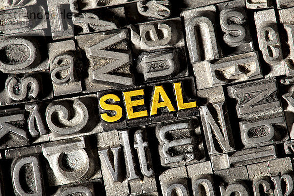 'Alte Bleilettern bilden das englische Wort ''SEAL'''