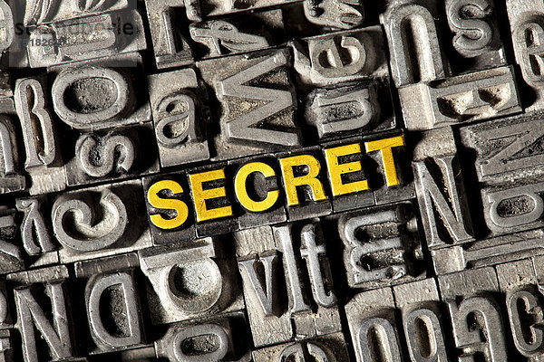 'Alte Bleilettern bilden das englische Wort ''SECRET'''