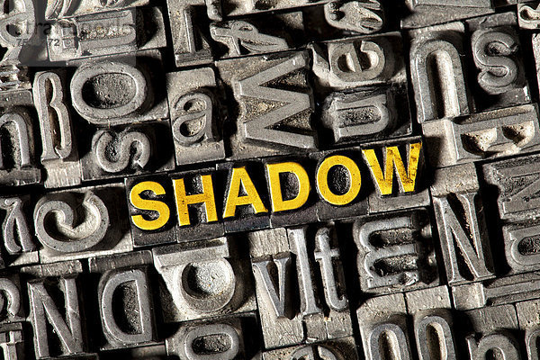 'Alte Bleilettern bilden das englische Wort ''SHADOW'''