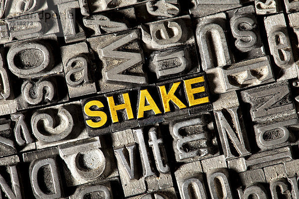 'Alte Bleilettern bilden das englische Wort ''SHAKE'''