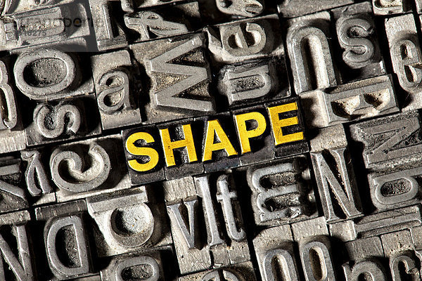 'Alte Bleilettern bilden das englische Wort ''SHAPE'''