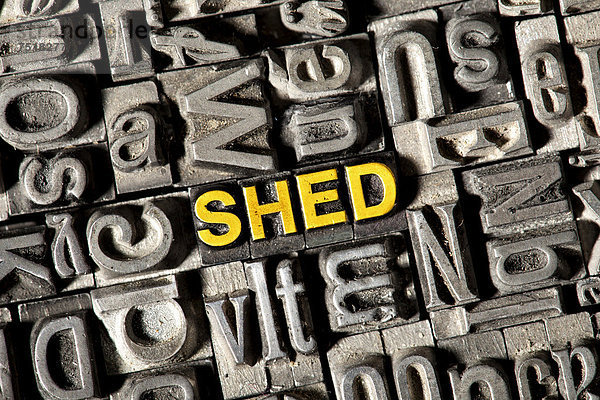 'Alte Bleilettern bilden das englische Wort ''SHED'''