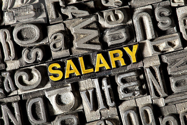 'Alte Bleilettern bilden das englische Wort ''SALARY'''