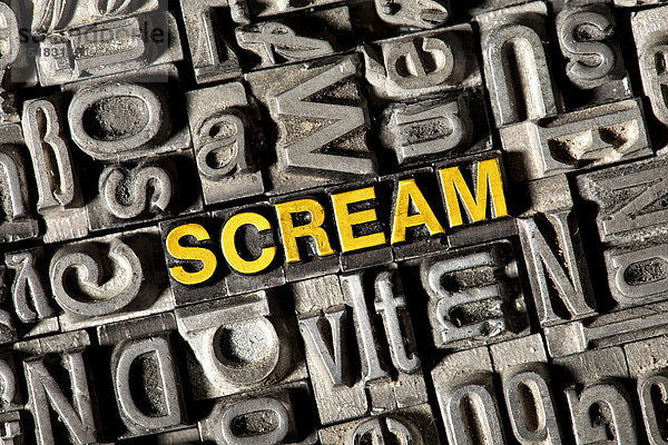 'Alte Bleilettern bilden das englische Wort ''SCREAM'''