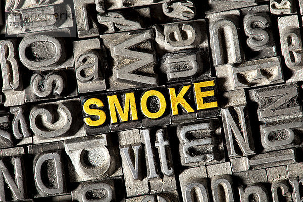 'Alte Bleilettern bilden das englische Wort ''SMOKE'''