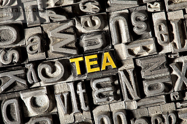 'Alte Bleilettern bilden das englische Wort ''TEA'''