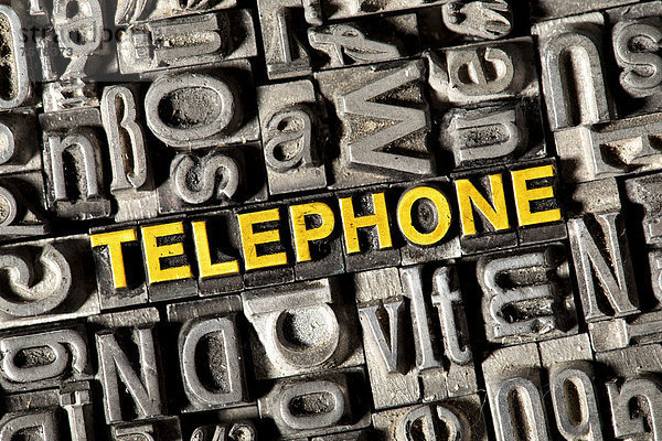 'Alte Bleilettern bilden das englische Wort ''TELEPHONE'''