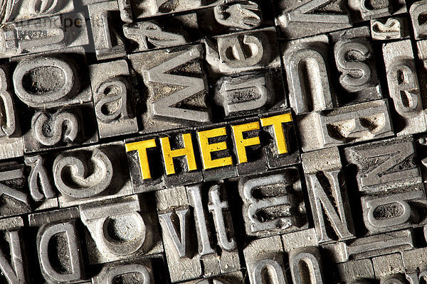 'Alte Bleilettern bilden das englische Wort ''THEFT'''