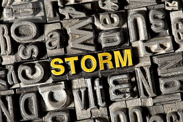 'Alte Bleilettern bilden das englische Wort ''STORM'''