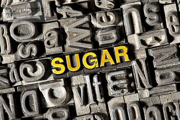 'Alte Bleilettern bilden das englische Wort ''SUGAR'''