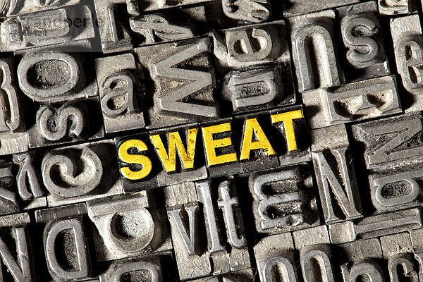 'Alte Bleilettern bilden das englische Wort ''SWEAT'''