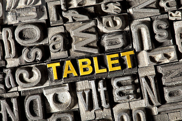 'Alte Bleilettern bilden das englische Wort ''TABLET'''