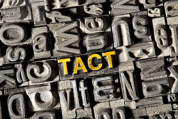 'Alte Bleilettern bilden das englische Wort ''TACT'''