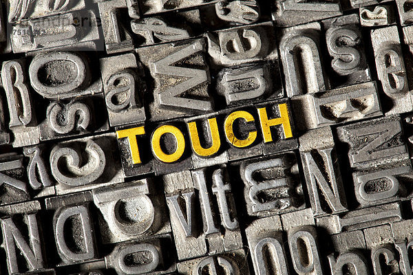 'Alte Bleilettern bilden das englische Wort ''TOUCH'''