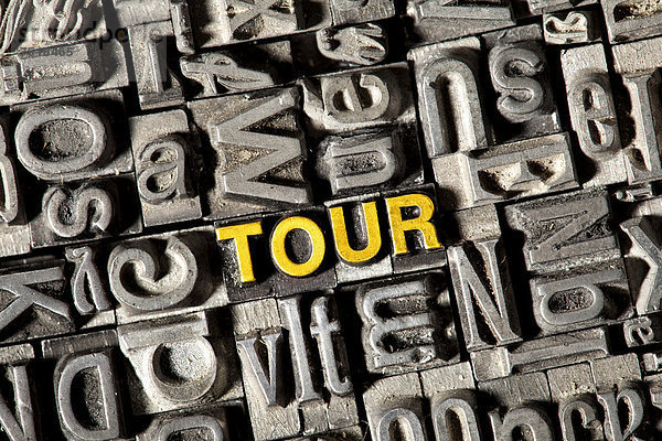 'Alte Bleilettern bilden das Wort ''TOUR'''