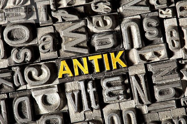 'Alte Bleilettern bilden das Wort ''ANTIK'''