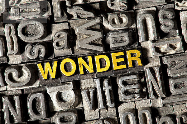 'Alte Bleilettern bilden das englische Wort ''WONDER'''