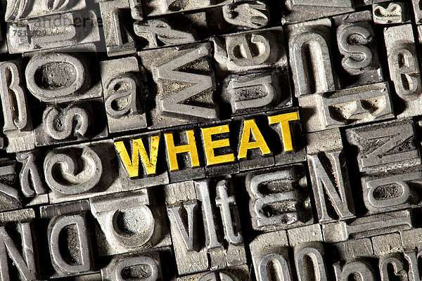 'Alte Bleilettern bilden das englische Wort ''WHEAT'''