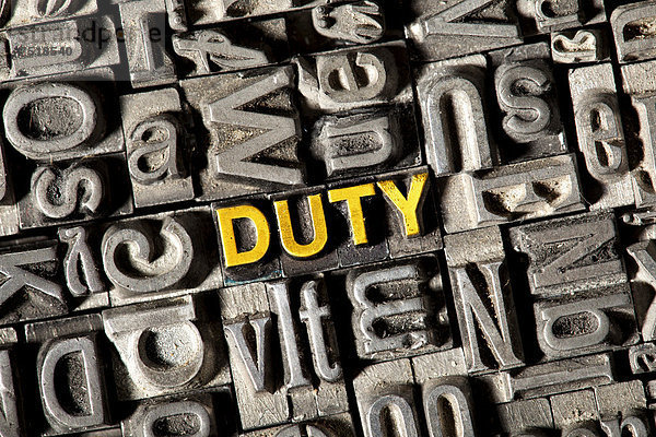 'Alte Bleilettern bilden das englische Wort ''DUTY'''