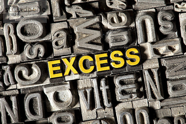 'Alte Bleilettern bilden das englische Wort ''EXCESS'''