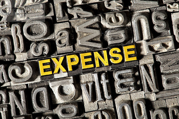 'Alte Bleilettern bilden das englische Wort ''EXPENSE'''