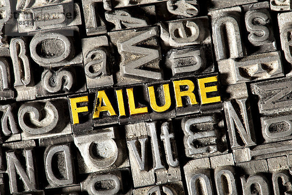 'Alte Bleilettern bilden das englische Wort ''FAILURE'''