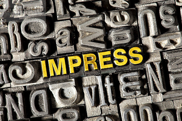 'Alte Bleilettern bilden das englische Wort ''IMPRESS'''