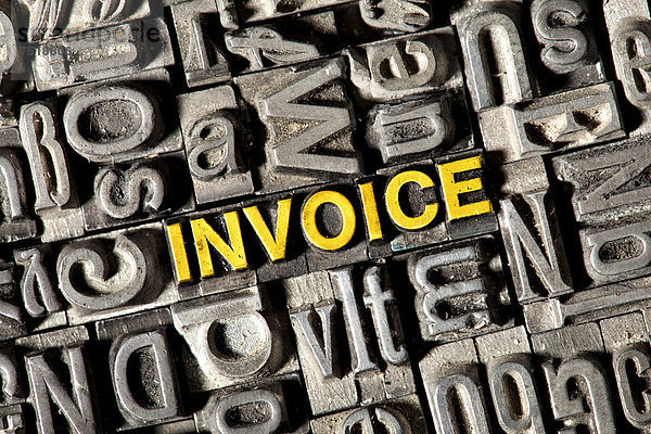 'Alte Bleilettern bilden das englische Wort ''INVOICE'''