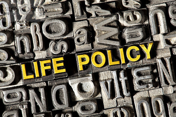 'Alte Bleilettern bilden das englische Wort ''LIFE POLICY'''