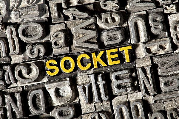 'Alte Bleilettern bilden das englische Wort ''SOCKET'''