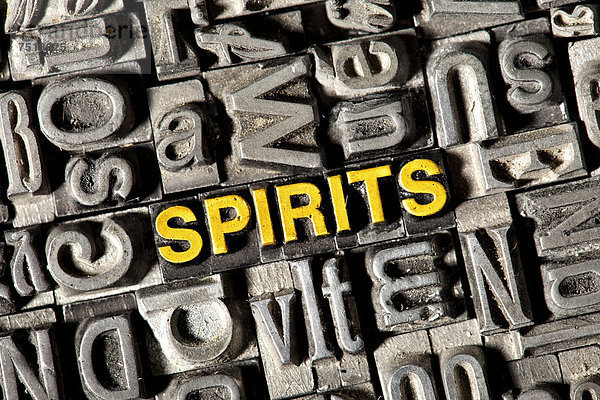 'Alte Bleilettern bilden das englische Wort ''SPIRITS'''