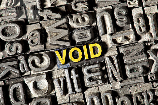 'Alte Bleilettern bilden das englische Wort ''VOID'''