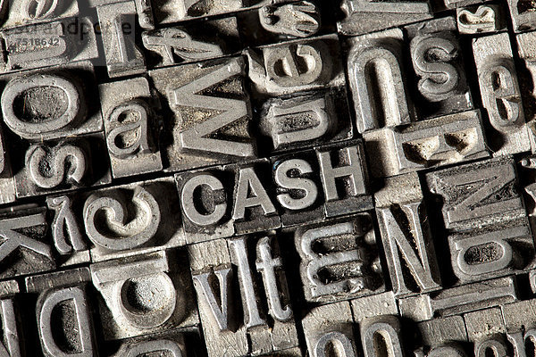 'Alte Bleilettern bilden das englische Wort ''CASH'''