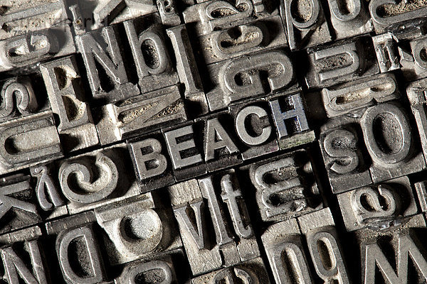 'Alte Bleilettern bilden das englische Wort ''BEACH'''