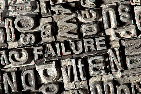 'Alte Bleilettern bilden das englische Wort ''FAILURE'''