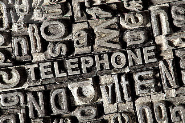 'Alte Bleilettern bilden das englische Wort ''TELEPHONE'''