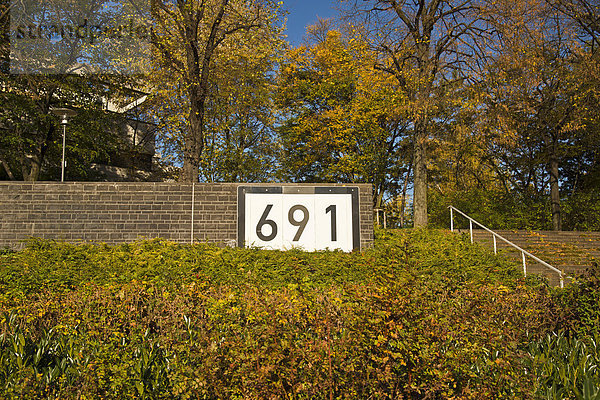 Schild  Rheinkilometer 691 am Rheinufer bei Köln  Nordrhein-Westfalen  Deutschland  Europa  ÖffentlicherGrund