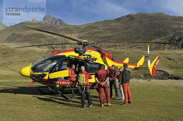 Ein Team der Rettungsorganisation SÈcuritÈ Civile bereitet sich im VallÈe d'Ossoue in den französischen Westpyrenäen auf einen Einsatz vor  Frankreich  Europa  ÖffentlicherGrund