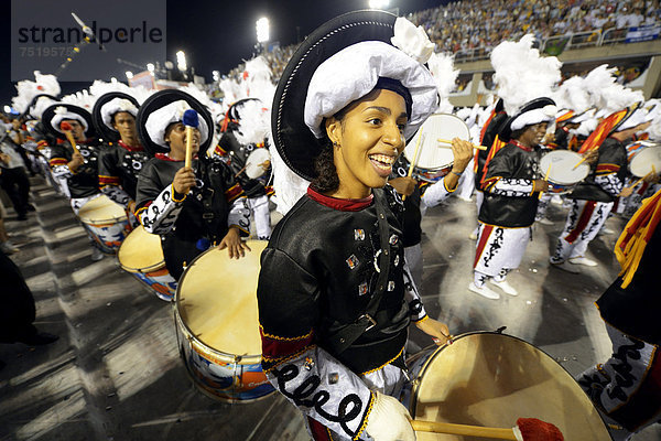 Samba-Musiker  Umzug der Sambaschule Inocentes de Belford Rocho  im Sambodromo während des Carnaval 2013 in Rio de Janeiro