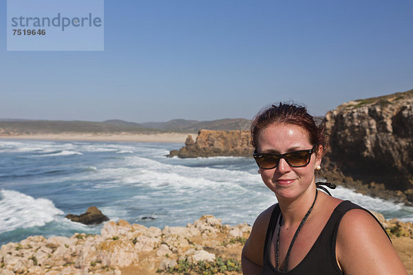 25jährige Frau  lächelnd  Praia da Bordeira  Carrapateira  Algarve  Westküste  Portugal  Atlantik  Europa