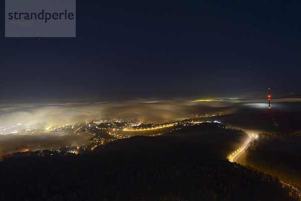 Stuttgart vom Fernsehturm aus bei Nacht  Nebel  Stuttgart  Baden-Württemberg  Deutschland  Europa
