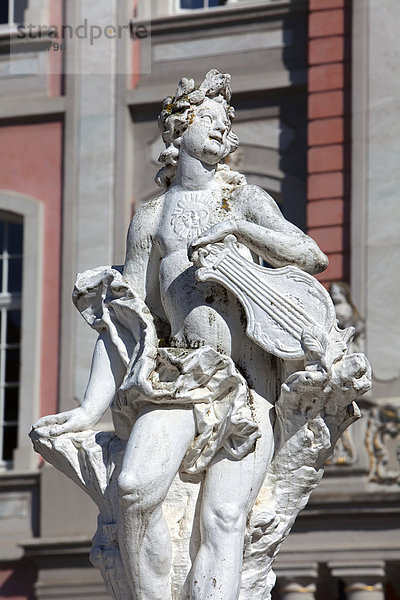 Barocke Figur mit Musikinstrument vor dem Kurfürstlichen Palais in Trier  Rheinland-Pfalz  Deutschland  Europa