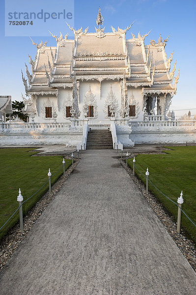 Buddhistisch-hinduistische Tempelanlage Wat Rong Khun oder Weißer Tempel  Chiang Rai  Nordthailand  Thailand  Asien