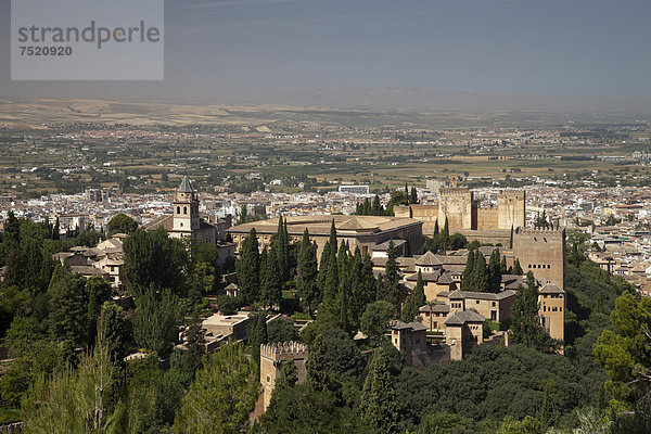 Ausblick vom Plateau der Sabika auf die Alhambra  UNESCO Welterbestätte  Granada  Andalusien  Spanien  Europa  ÖffentlicherGrund