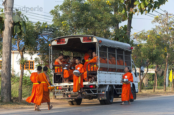 Songthaeo oder Songthaew  umgebautes Fahrzeug mit jungen buddhistischen Mönchen aus Klosterschule  Provinz Sukhothai  Thailand  Asien